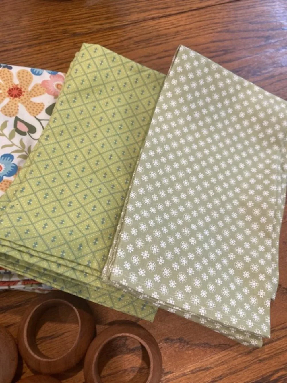 Vintage-Style Cotton Blend Fabric Napkins and Wooden Rings Set
